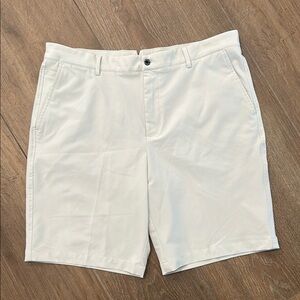 Dunning Men's Classic beige Shorts. Size 38.